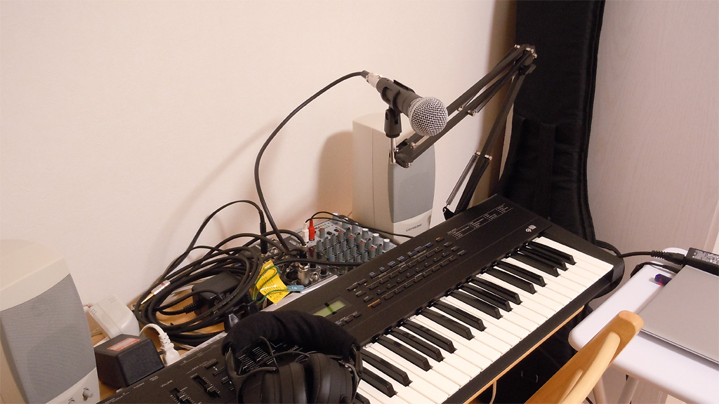 キーボード、ミキサーの上にアームに挿したマイクを配置 キーボード、ミキサーの上にアームに挿したマイクを配置