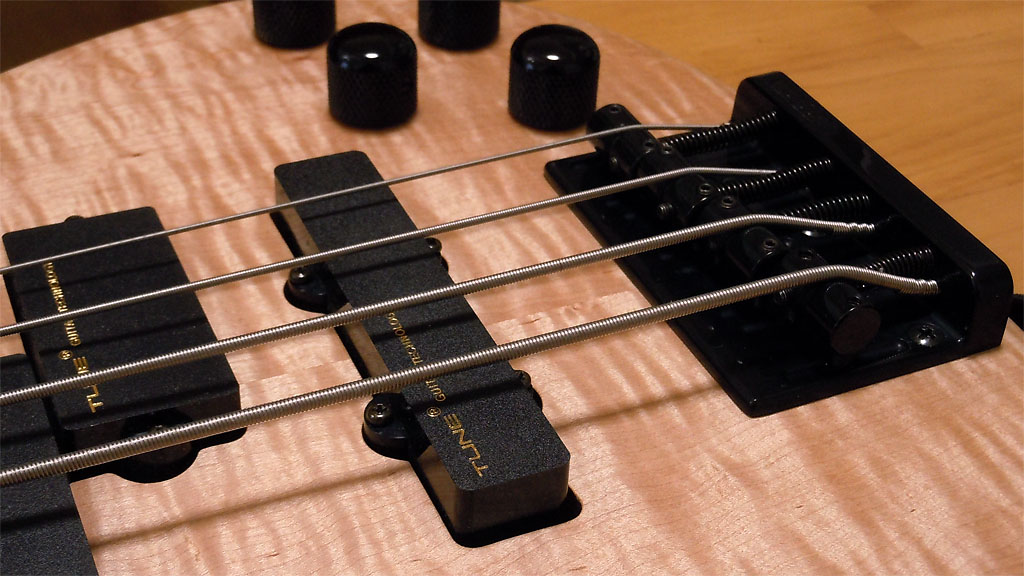 木目が見えるボディのTUNE エレキベース ブリッジ付近の写真 木目が見えるボディのTUNE エレキベース ブリッジ付近の写真
