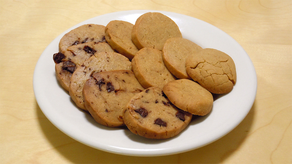 白いお皿に並べられた手作り感溢れる不揃いクッキーの写真 白いお皿に並べられた手作り感溢れる不揃いクッキーの写真