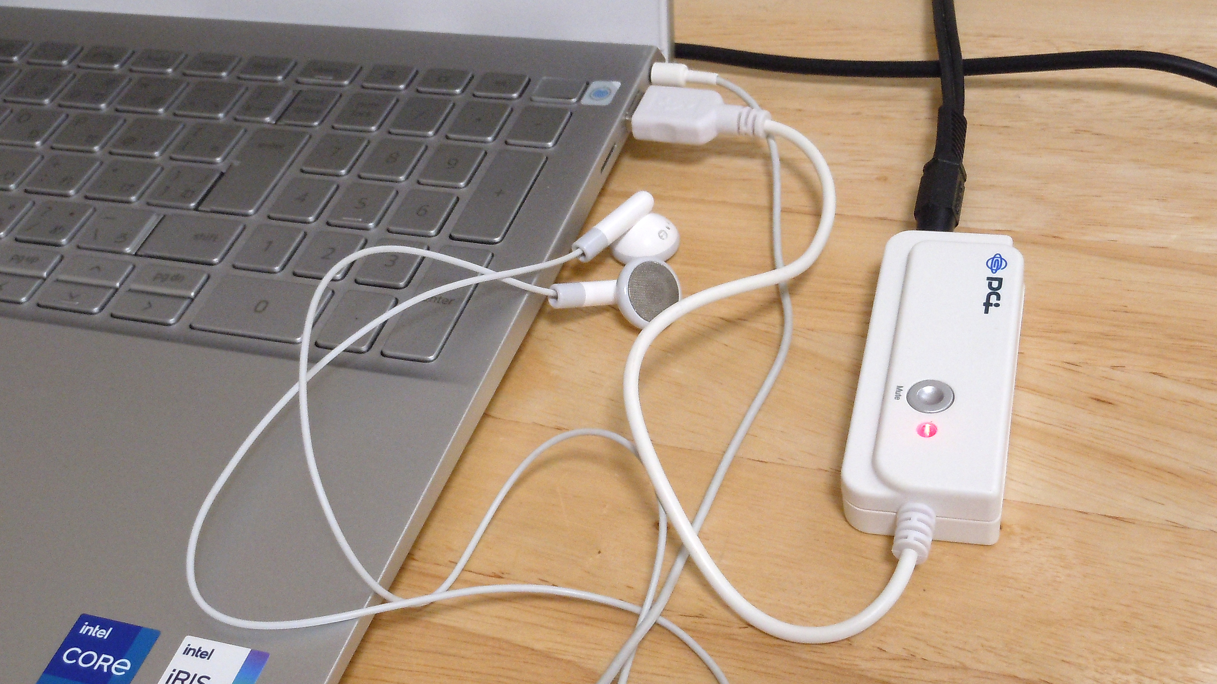 ノートPCのUSB端子に繋いだ白い長方形の変換アダプターの写真 ノートPCのUSB端子に繋いだ白い長方形の変換アダプターの写真