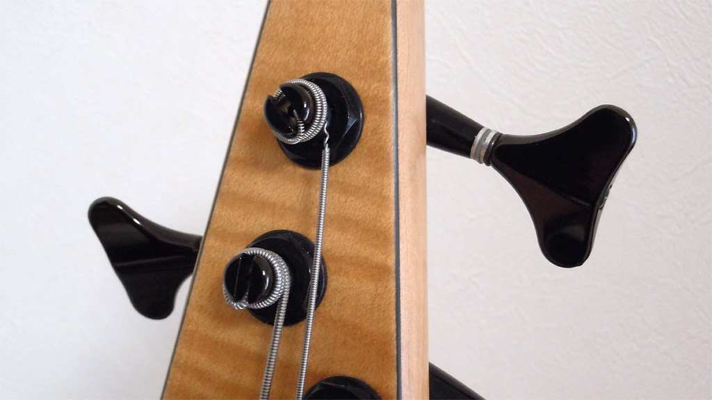 エレキベース ペグポスト辺りの写真 エレキベース ペグポスト辺りの写真