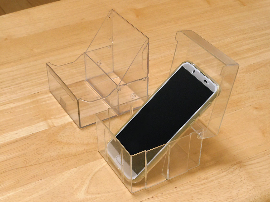 蓋を開けたMDケースの中にいい感じに収まったWi-Fi専用スマホ端末、奥に空のFDケース 蓋を開けたMDケースの中にいい感じに収まったWi-Fi専用スマホ端末、奥に空のFDケース