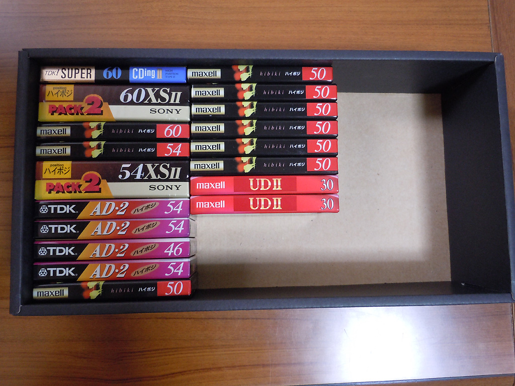 箱に入ったハイポジのカセットテープ約20本。メーカーはTDK、maxell、SONYで、長さは60、54、50、46、30分。 箱に入ったハイポジのカセットテープ約20本。メーカーはTDK、maxell、SONYで、長さは60、54、50、46、30分。