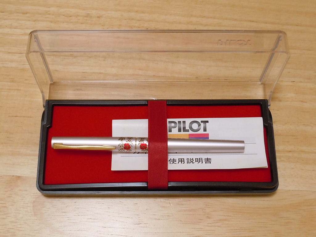 銀色に花柄模様の入った万年筆 PILOT 銀色に花柄模様の入った万年筆 PILOT