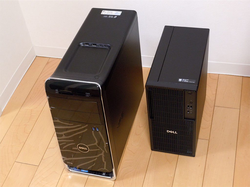 床に2つ並んだ黒いケースのデスクトップPC